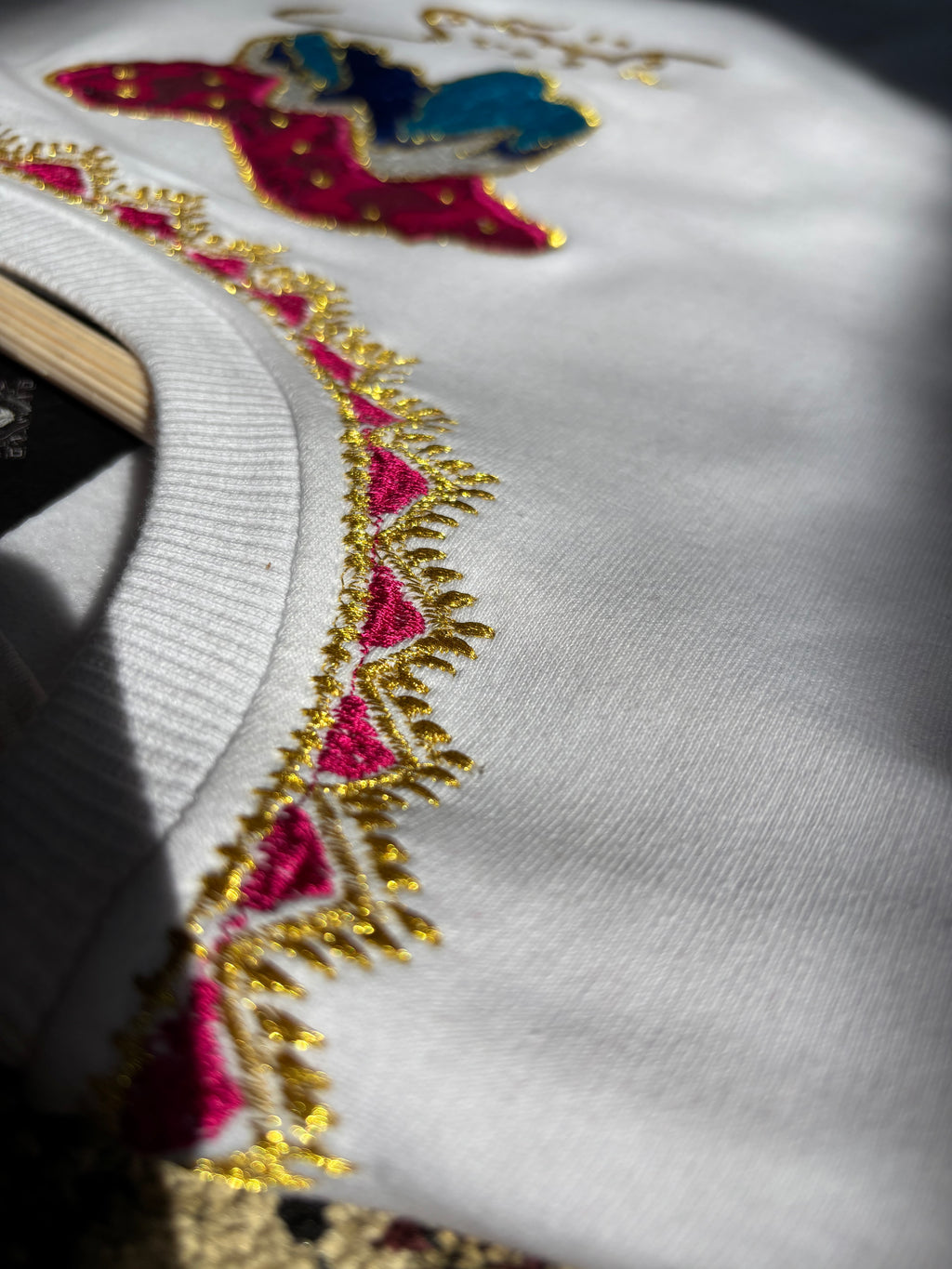 The Kashmir Map Sweat Pink Traditional Pattern On Neck White Sweatshirt