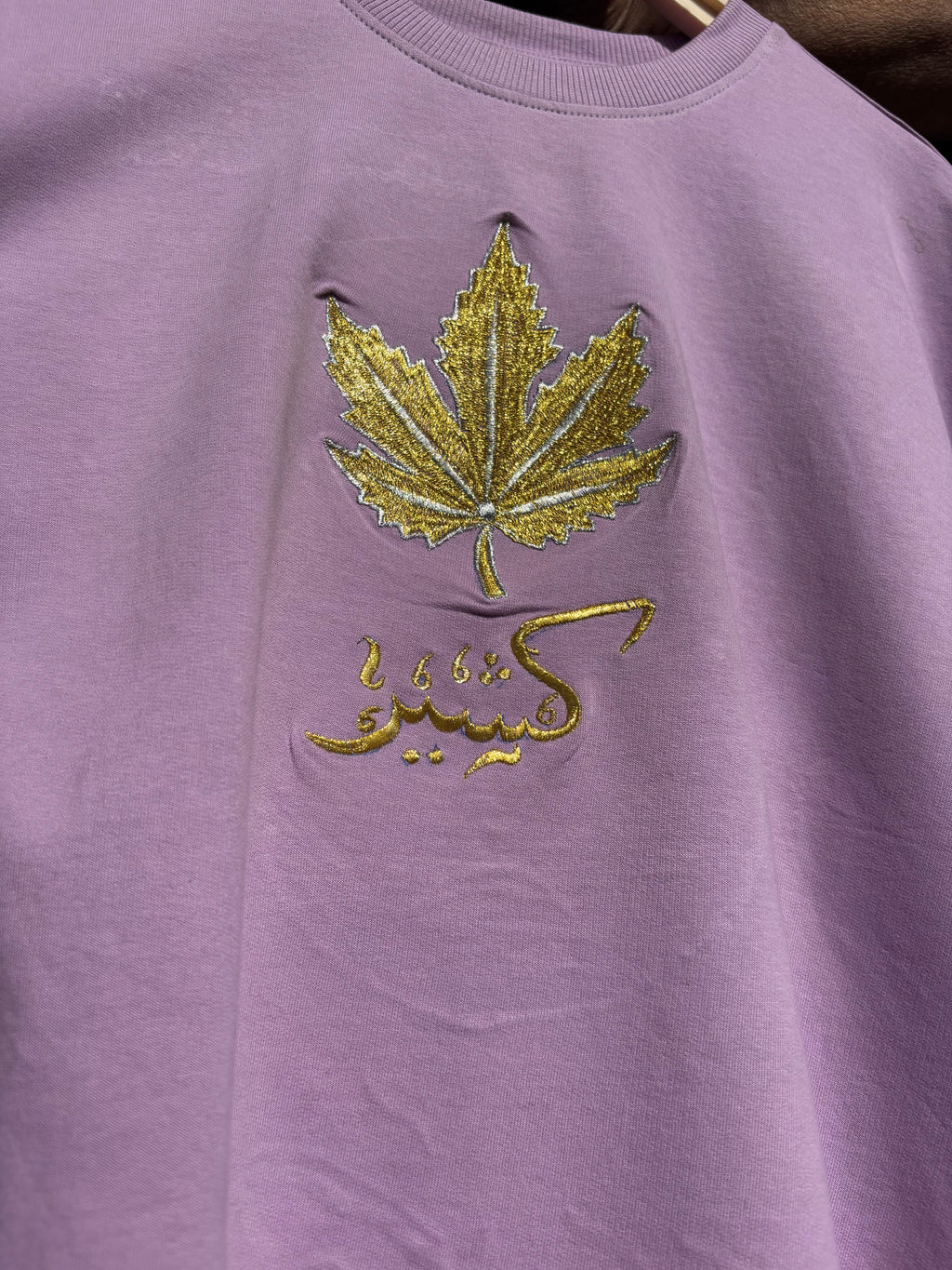 TACHHAR GOV MACHHAR KASHMIRI PROVERB WHITE LAVENDER T-SHIRT